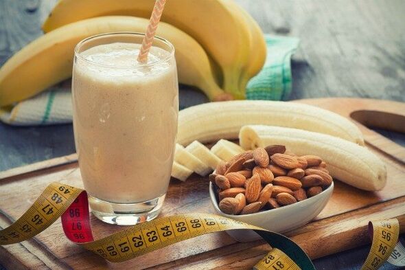 Smos avec une banane et des amandes